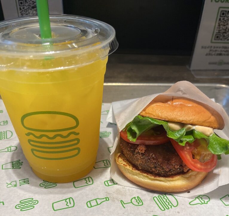 シェイクシャックのシュールームバーガー、マンゴーレモネード