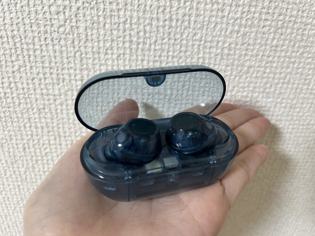 SONY「WF-C710N」をサイズ感がわかるように手に乗せてみた