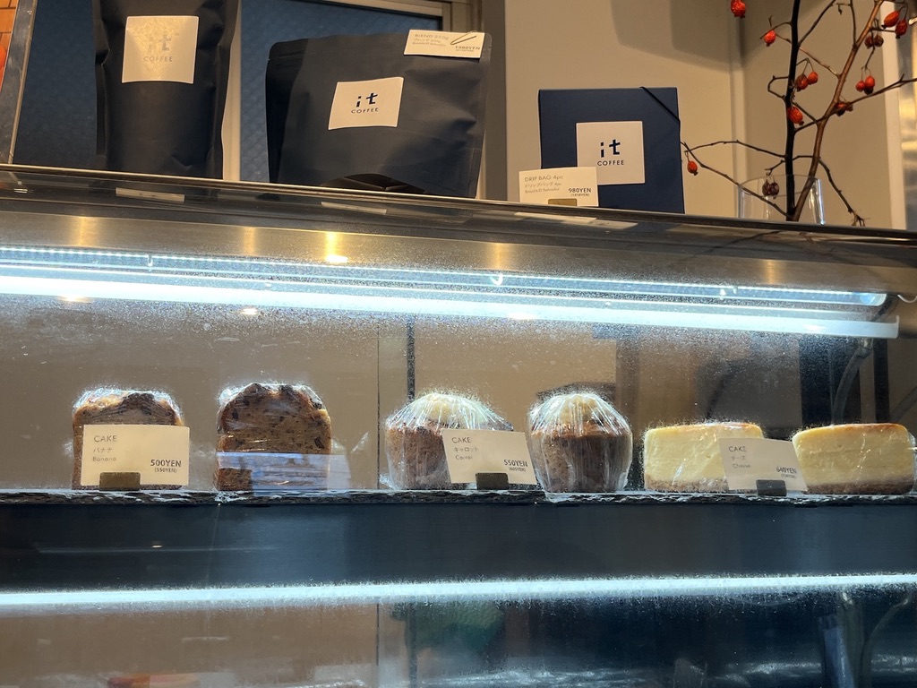 it coffeeのショーケースにならぶスイーツ。左からバナナケーキ、キャロットケーキ、チーズケーキ。