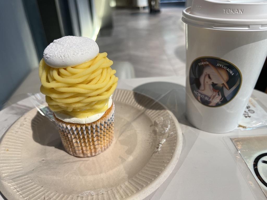 自由が丘モンブランのモンブランケーキとホットラテ