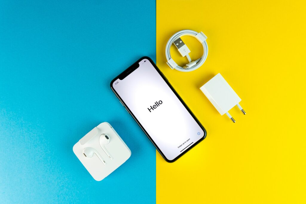 スマホ、イヤホン、充電の写真