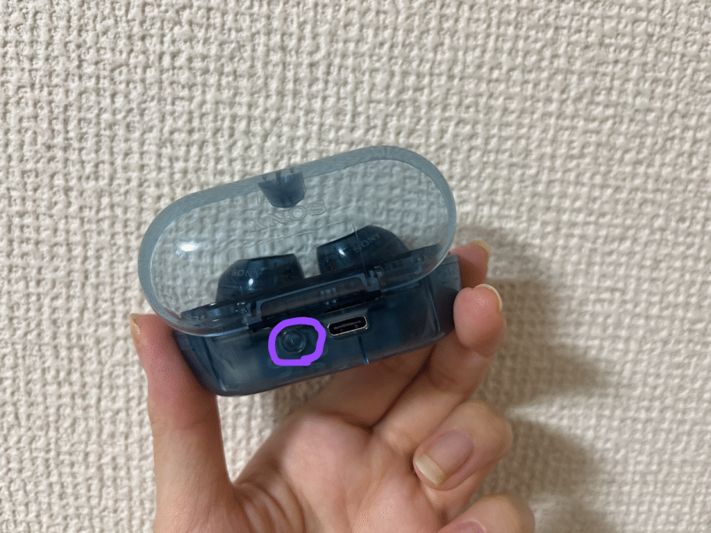 SONY「WF-C710N」のケースの裏にある電源ボタン