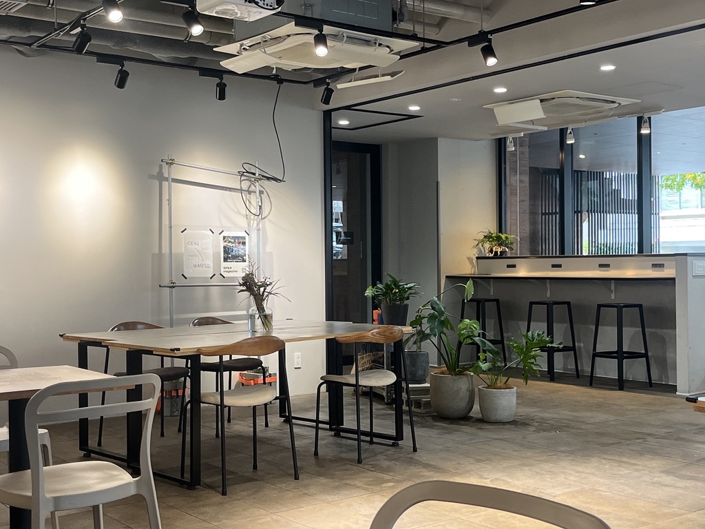 OPEN NAKAMEGUROの店内。緑も多く取り入れられ、落ち着く雰囲気。