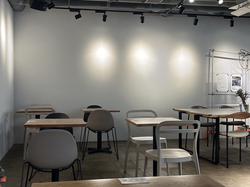 OPEN NAKAMEGURO の店内。落ち着く雰囲気。