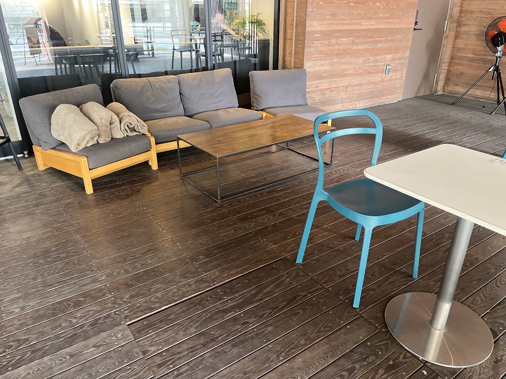 テラス。ソファーにはブランケットもあって嬉しい。